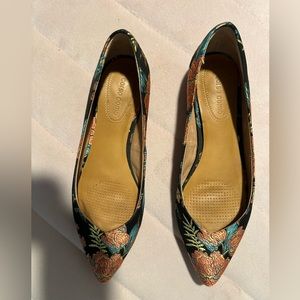 Silk flat with floral embroidery
